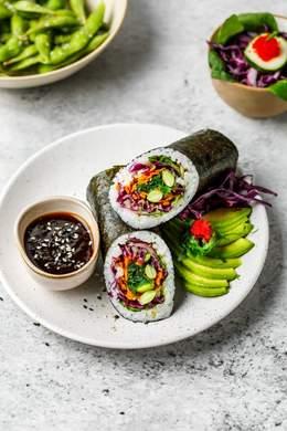 Veggie (Edamame, wakamé, avocat, jeunes pousses, carotte, concombre, choux rouge, guacamole)