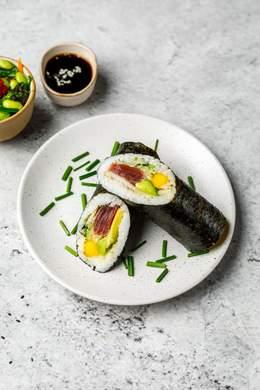 Thon Tataki (Thon rouge frais mariné citron et coriandre, mangue, avocat, concombre, ciboulette, cream cheese)