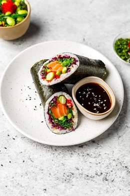 Saumon Cream Cheese (Saumon frais, avocat, edamame, wakamé, choux rouge, tobiko, cream cheese, sauce japonaiseç