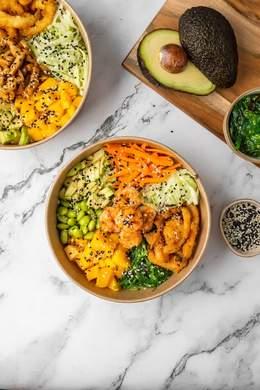 Poké Crevettes à la Plancha (Crevettes à la plancha, avocat, edamame, wakamé, mangue, crispy onions, concombre, carotte, graines de sésames)
