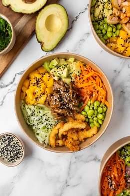Poké Boeuf Teriyaki (Boeuf Teriyaki, avocat, concombre, edamame, mangue, crispy onions, carotte, graines de sésames)