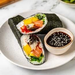 Saumon Anguille (Saumon, anguille, wakamé, mangue, cream cheese, tobiko)