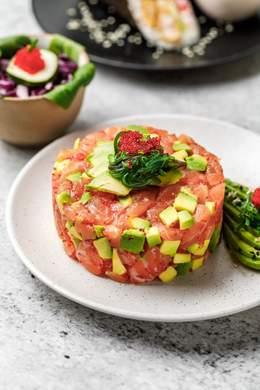 Tartare (Saumon ou thon façon tartare, avocat, wakamé, tabiko)