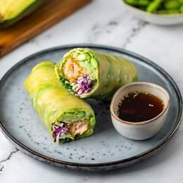 Spring Saumon Tempura (Galette de riz. saumon pané, cacahuètes concassées, concombre, avocat, edamame, wakamé, vermicelles de riz, choux blanc et rouge, roquette)