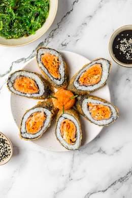 Crispy Salmon Fingers (Saumon façon crispy, riz, carotte, poireau tobiko)