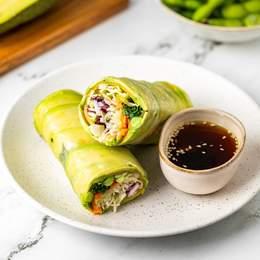 Spring Veggie (Galette de riz. edamame, wakamé, avocat, mangue, concombre, carotte, vermicelles de riz, choux blanc et rouge, roquette)