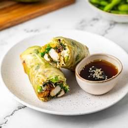 Spring Poulet Teriyaki (Galette de riz. poulet teriyaki, menthe, edamame, wakamé, crispy onion, cacahuètes concassées, cream cheese, vermicelles de riz, choux blanc et roquetteç