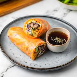 Spring Boeuf Teriyaki (Galette de riz. boeuf teriyaki, carotte, cacahuètes concassées, crispy onion, edamame, cream cheese, vermicelle de riz, choux blanc et rouge, roquette)