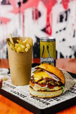 Menu 2xCheeze, fries & Milkshake ou Smoothie