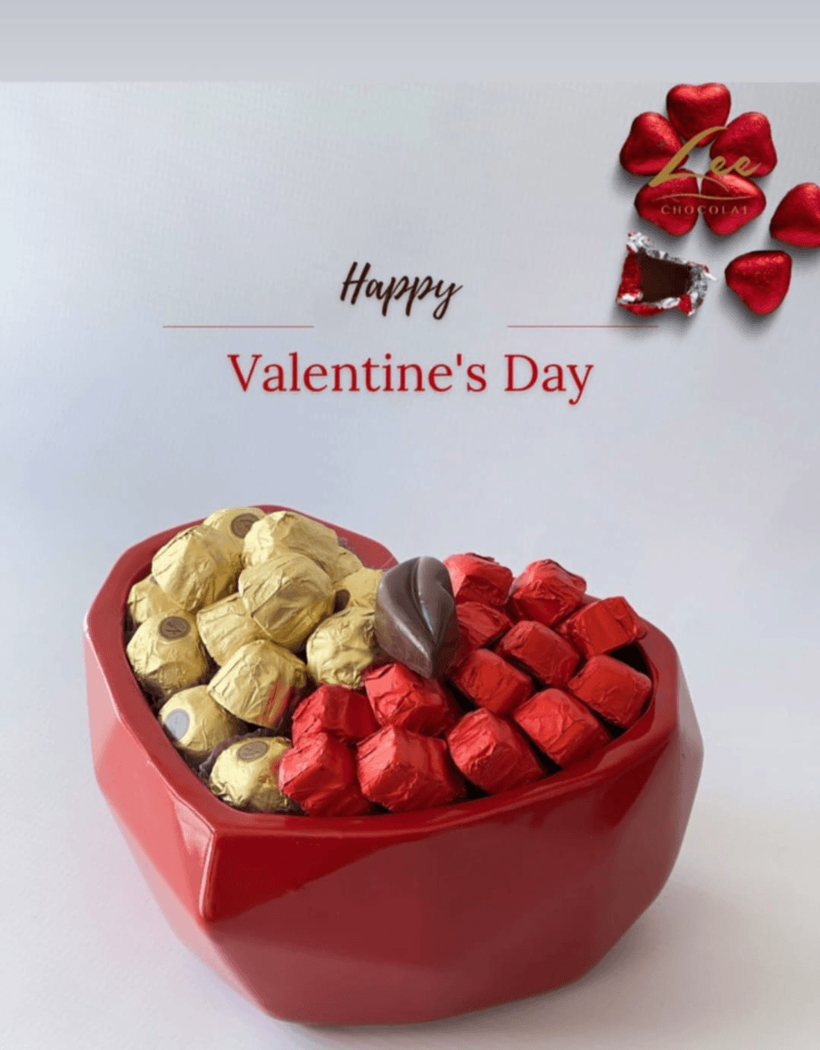 Un élégant support en porcelaine en forme de coeur