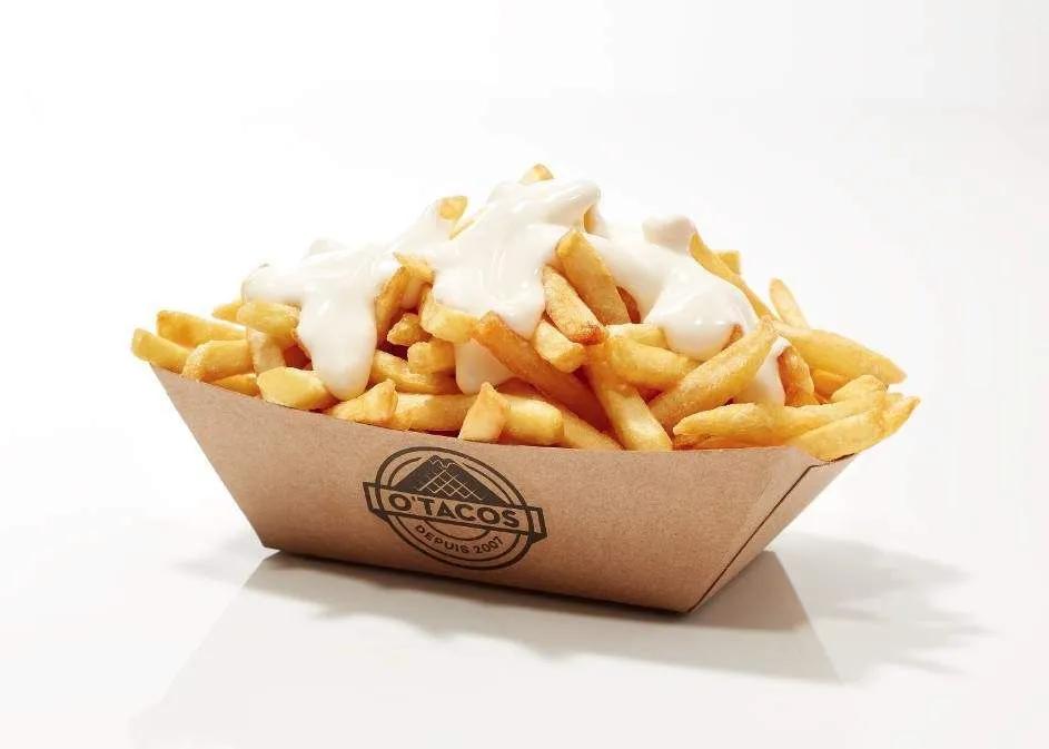 Frites avec sauce fromagère