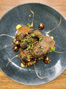 Méchoui de Veau ( servis aves salade et 1 accompagnement au choix) 