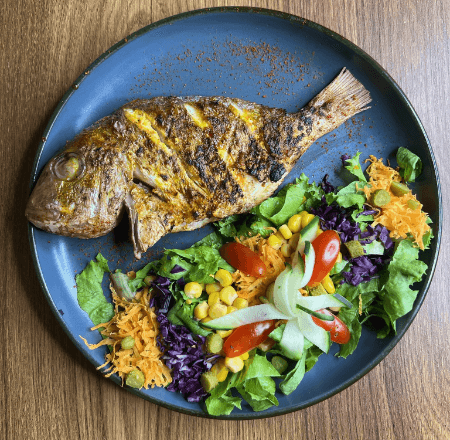 Poisson Braisé ( servis aves salade et 1 accompagnement au choix) 