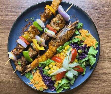 Trio de Brochettes ( servis aves salade et 1 accompagnement au choix) 