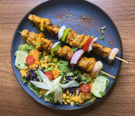 Brochettes de Poulet ( servis aves salade et 1 accompagnement au choix) 