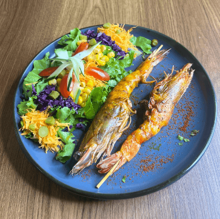 Brochettes de Gambas ( servis aves salade et 1 accompagnement au choix) 