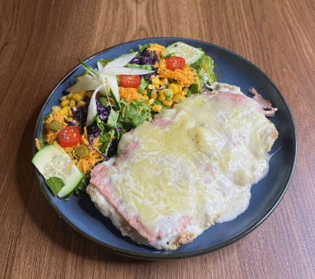 Escalope Saltimbocca ( servis aves salade et 1 accompagnement au choix) 