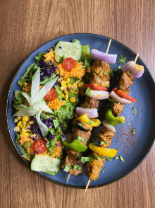 Brochettes de Viande ( servis aves salade et 1 accompagnement au choix) 