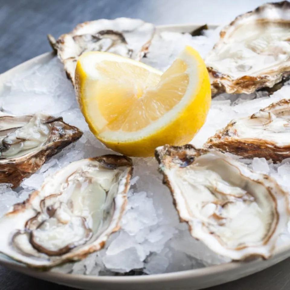 N°1.6 Pièces Huitres Ouvertes Avec Citron Et Sauce Échalotes