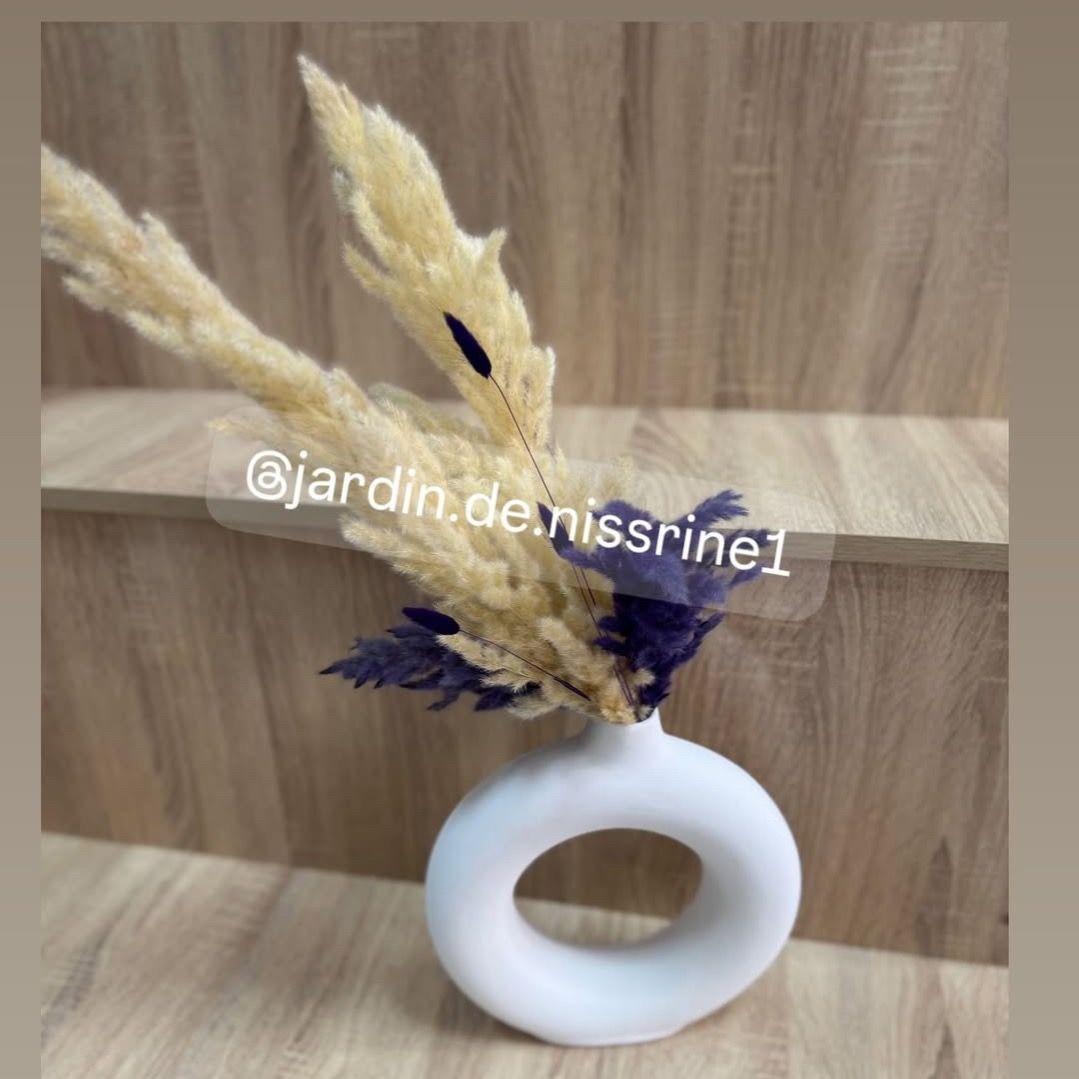 Vase rond avec fleurs séchée