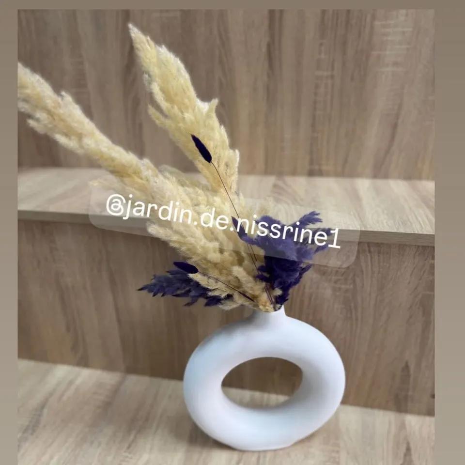 Vase rond avec fleurs séchée