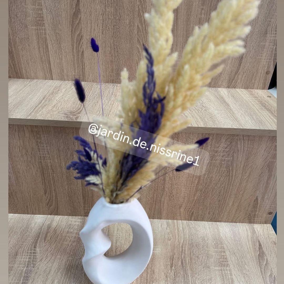 Vase avec fleurs séchée