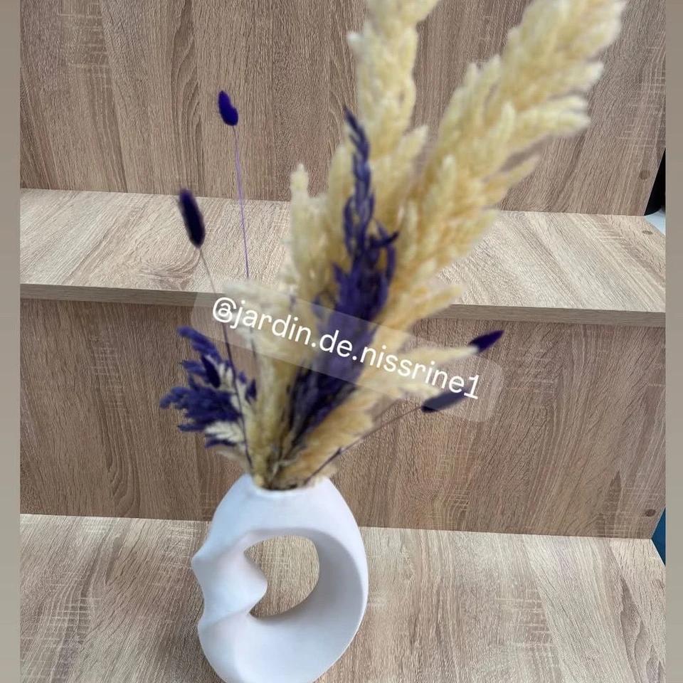 Vase avec fleurs séchée