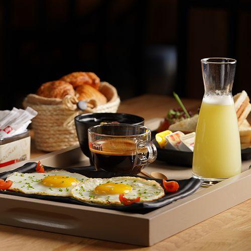 Petit Déjeuner Eiffel Tower