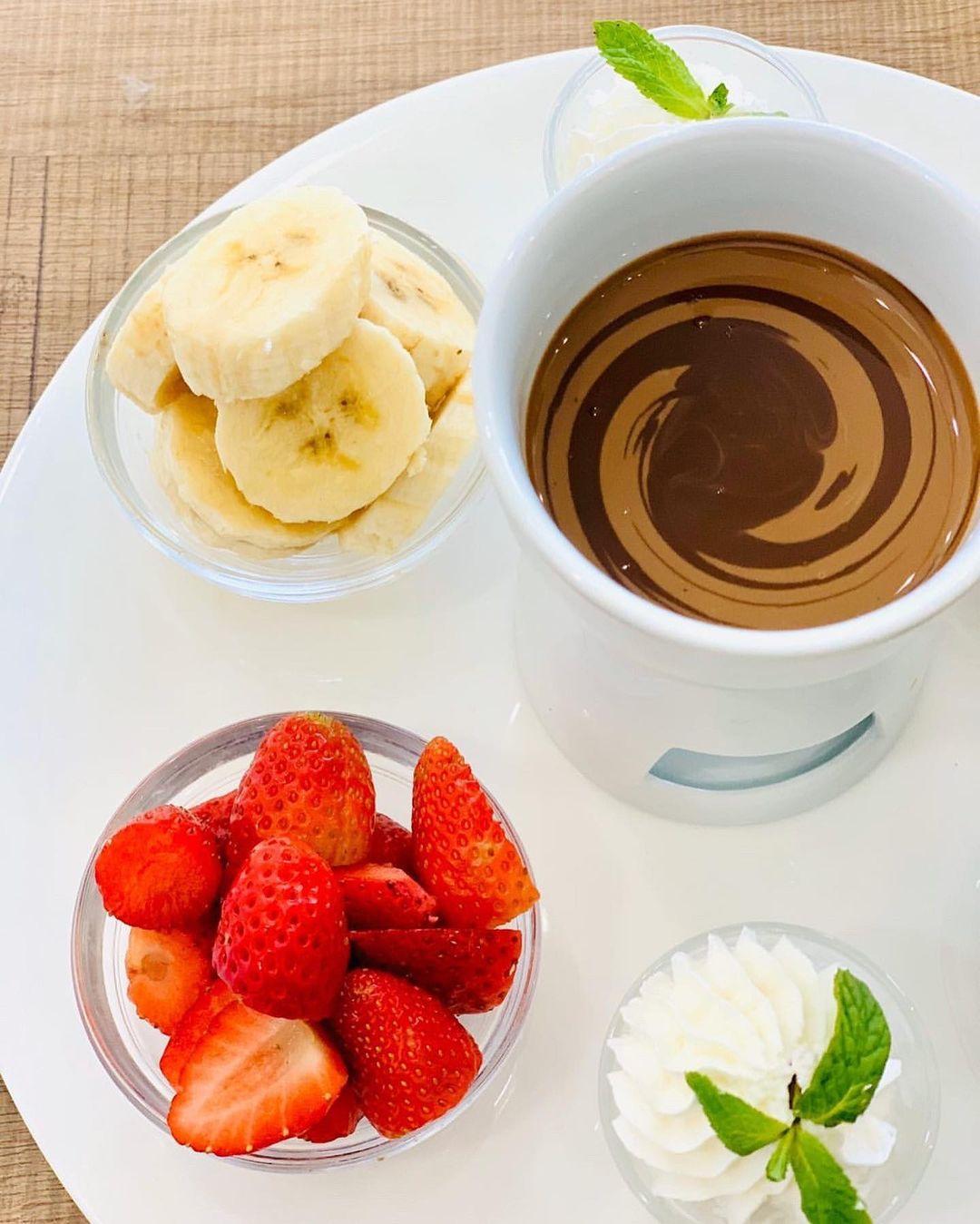 Fondue Au Chocolat Avec 2 Fruits