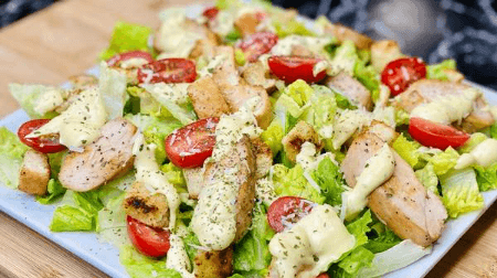 Salade au poulet ( grillé ou pané)