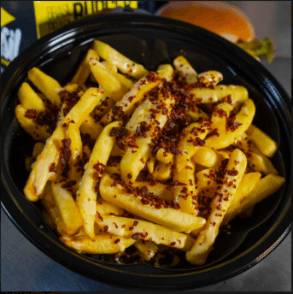 Portion de Frites avec Cheddar et Farofa de Bacon Halal