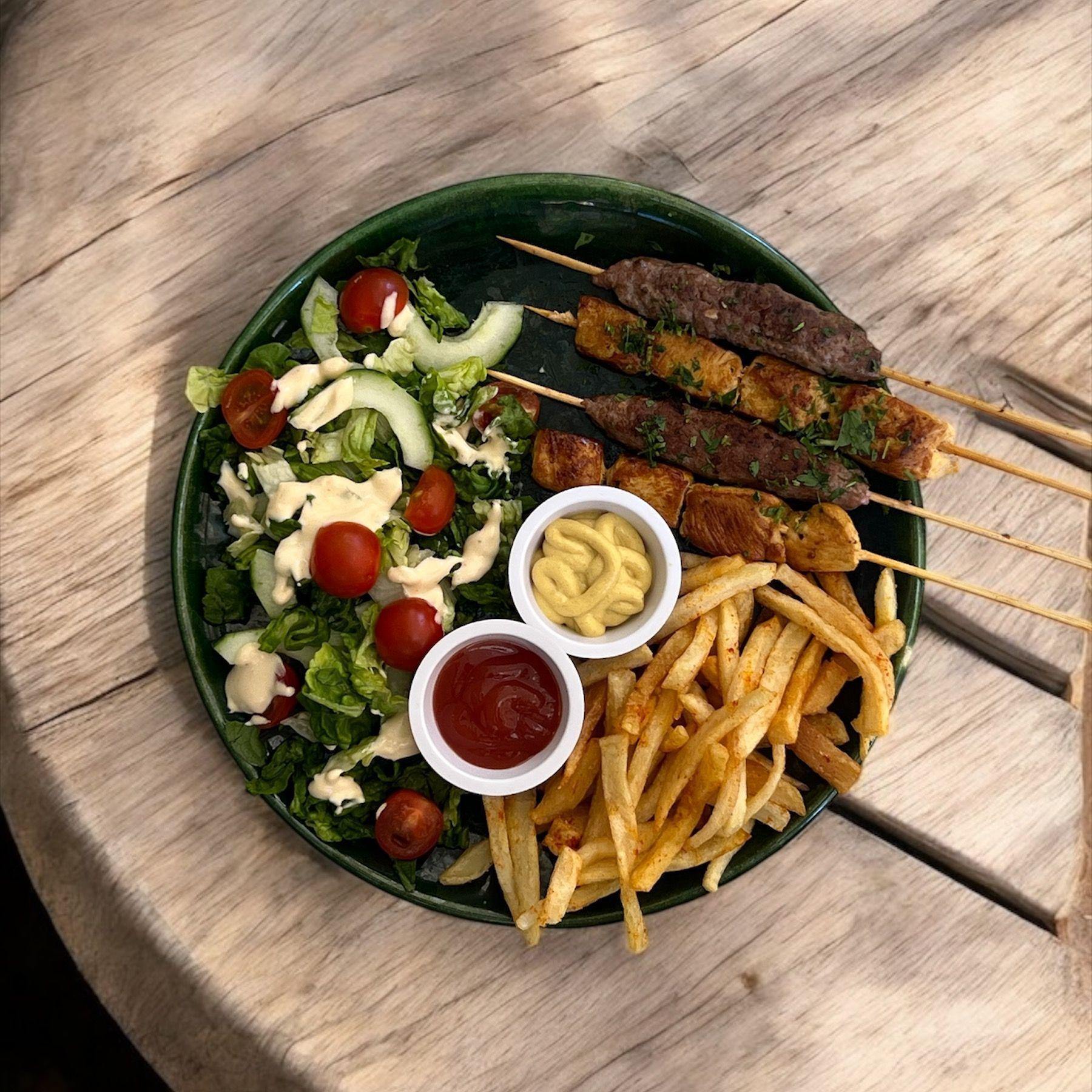 Brochettes mixte kefta poulet à la plancha + frites maison