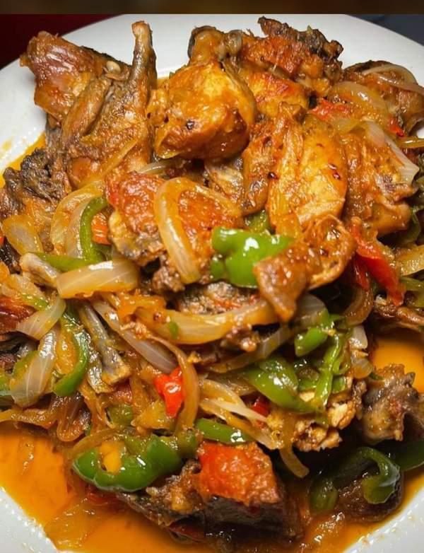 Attiéké 1/2 poulet  saute