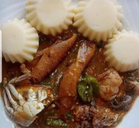 Akassa sauce gombo frais avec plo,crabe,viande de bœuf, maïs