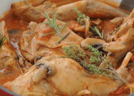 Kedjenou de lapin entier au riz