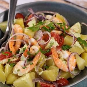 Insalata pop art di gamberi patate