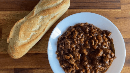 Pain Nambè avec Mayo, Sauce Piquante, Viande