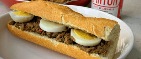 Pain Thon avec Oeuf, Mayo, Sauce Piquante