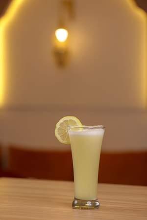 Jus de citron au  gingembre