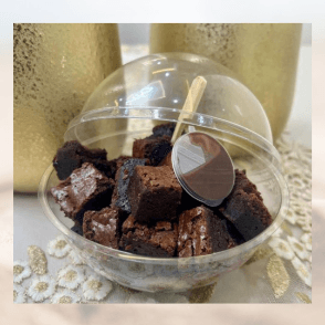 Carrés de brownie avec sauce au chocolat