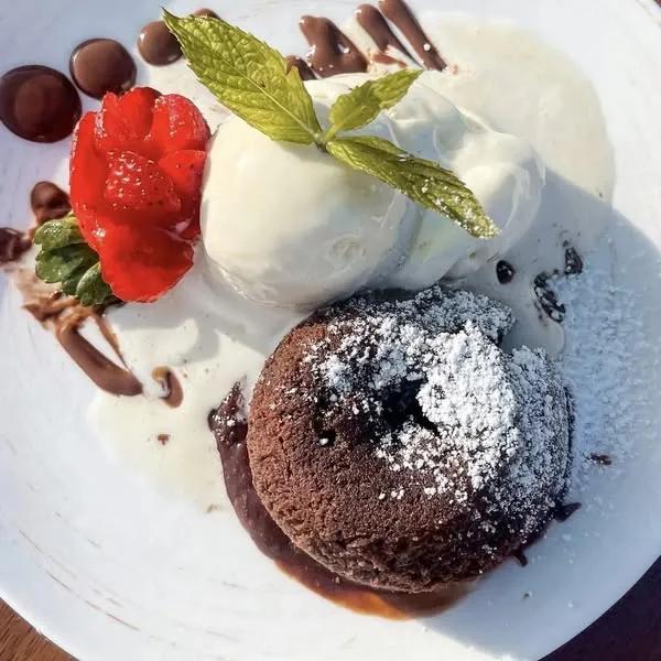 Fondant au chocolat et boule de glace