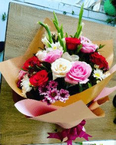 Composition Floral de : 8 Roses+ Fleurs du Champ