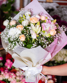 Bouquet composé de : 3lys+12 Roses+3 Pouponnettes+ Gypsophile
