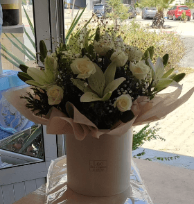 Coffret +Composition floral Composé de : 5 Lys+20 roses+ 4pomponettes+verdures