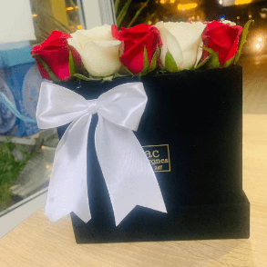 Coffret carré composé de : 8 Ferrero Rocher+1rose