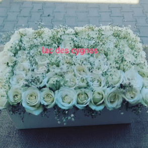 Coffret carré +composition floral Composé de :  20Roses+ 10 Pomponettes+gypsophile