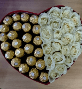 Coffret cœur composé de :  20 roses+ 25 Ferrero Rocher