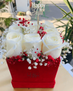 Coffret carré rouge composé de : 9roses+gypsophile