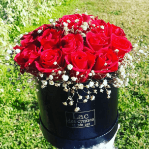 Coffret rond composé de : 16 roses