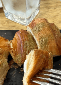 Croissant farcie fromage avec pistache